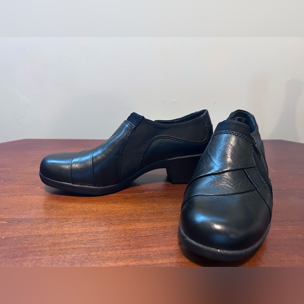 I love comfort Marietta side zip black leather ankle bootie 71/2 W